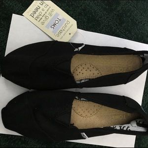 NWT Women’s toms, black, size 6